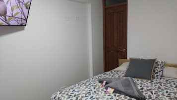 1 habitación, tabla de planchar con plancha, wifi y ropa de cama