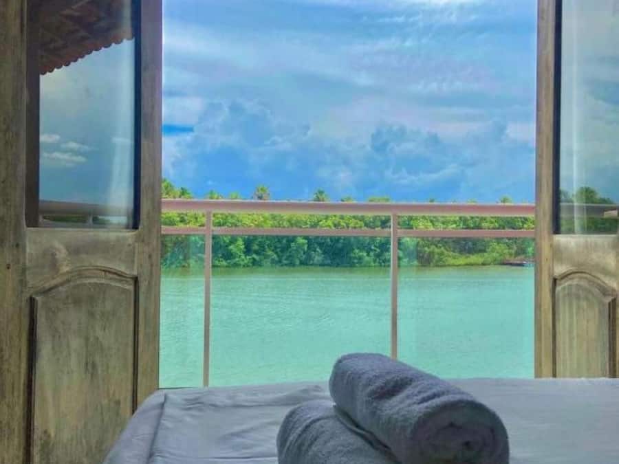 Minibar y ropa de cama