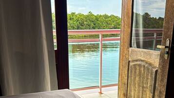 Quarto triplo standard, vista para o rio | Frigobar, roupa de cama
