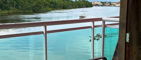 Standard Double Room, River View | 1 bilik tidur, bar mini, cadar katil