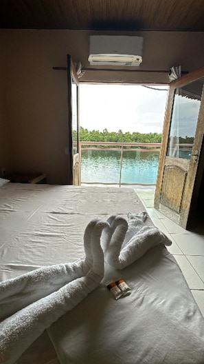 Standard Quadruple Room, River View | Bar mini, cadar katil 