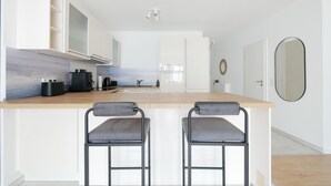 Cafeteira/chaleira, geladeira, fogão, cooktop
