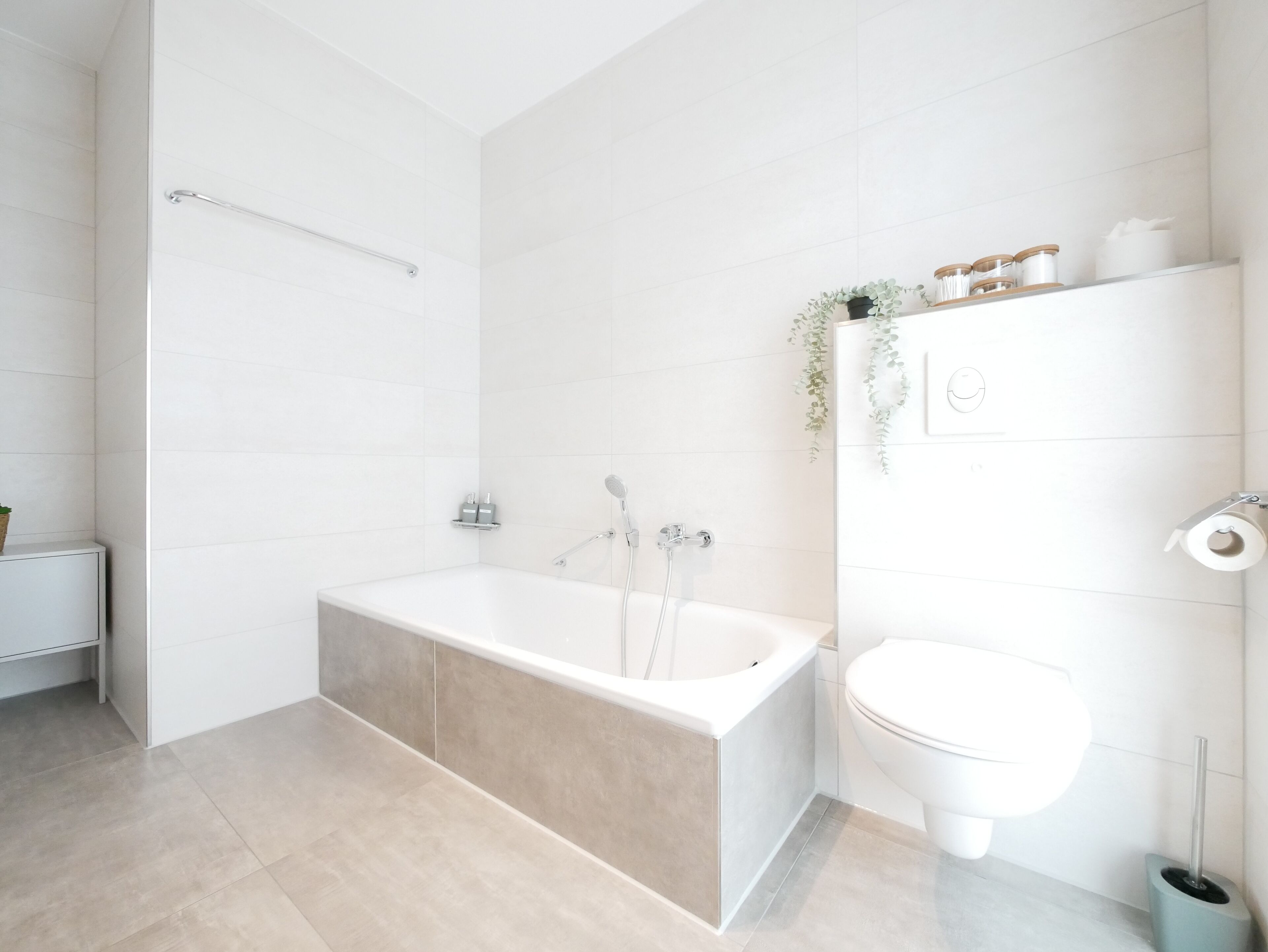 Ein modernes Badezimmer mit freistehender Badewanne, Toilette und Duschbereich.