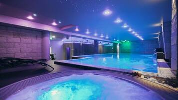 من حمّامات السباحة المغطاة