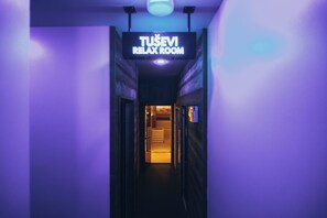 Een sauna, een bubbelbad, een stoombad, hotstone-massages