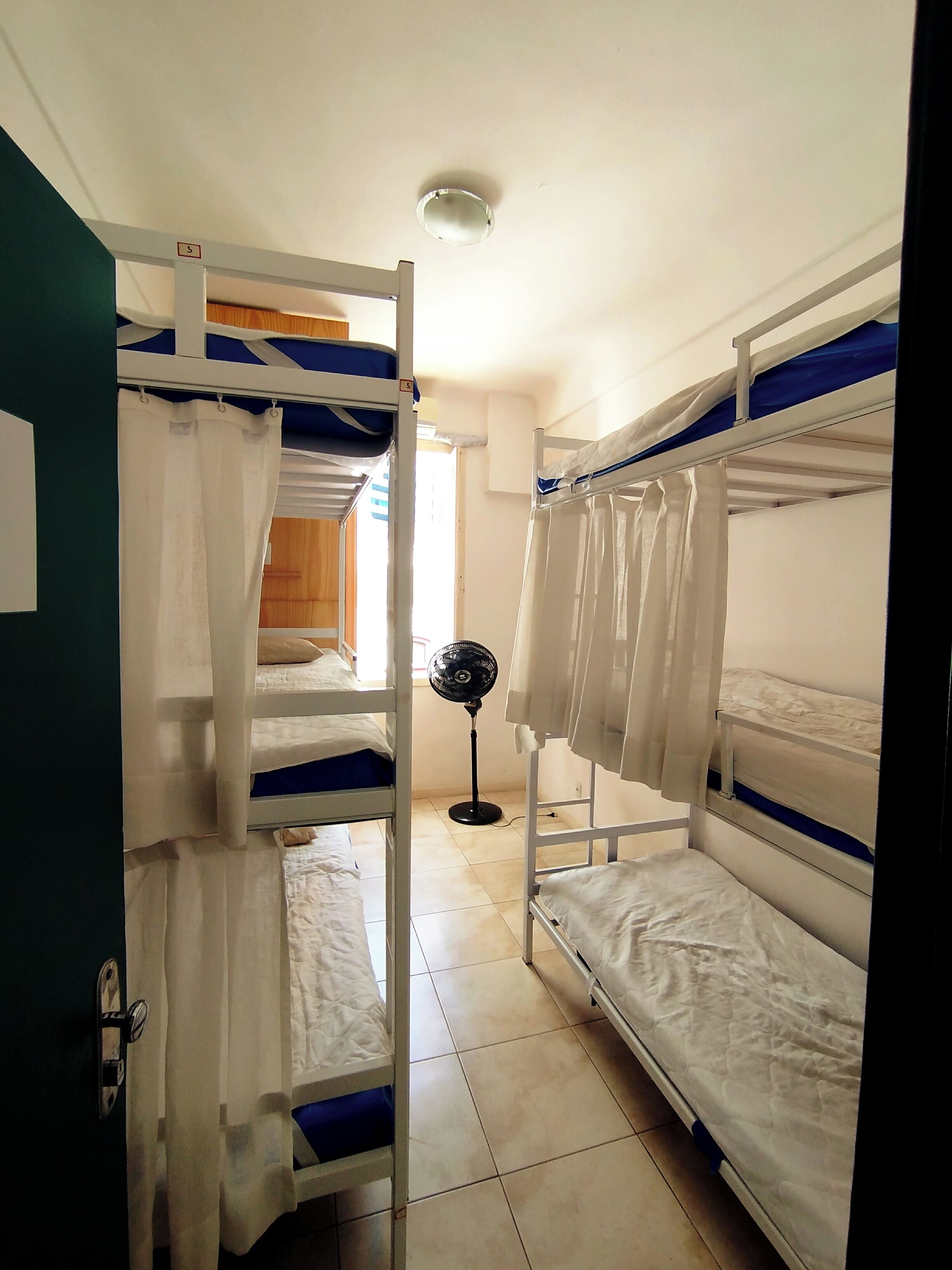 Dormitorio compartido estándar | Wifi gratis y ropa de cama