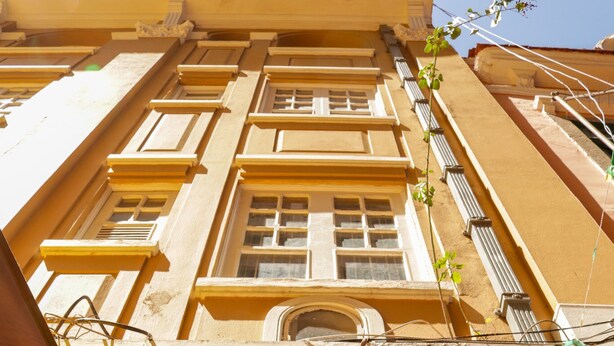 A building with a sign reading "Sangha Urena". - Sangha Urbana - hostel, yoga & meditation (Rio de Janeiro)