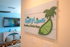 Une enseigne murale portant l’inscription : « The Salty Lime Marathon, Florida Keys ».