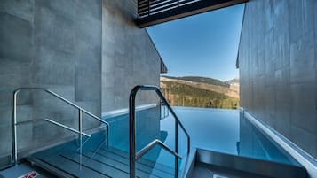 3 indendørs pools, 2 udendørs pools, liggestole, livreddere på stedet