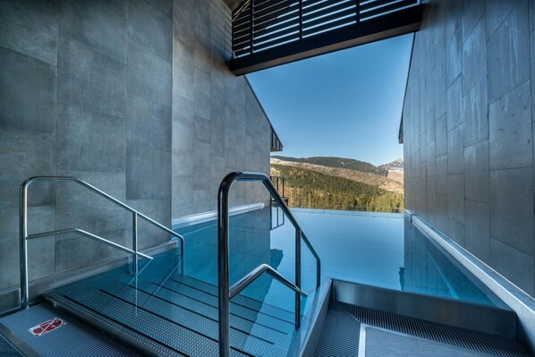 3 hồ bơi trong nhà, 2 hồ bơi ngoài trời, ghế dài tắm nắng 