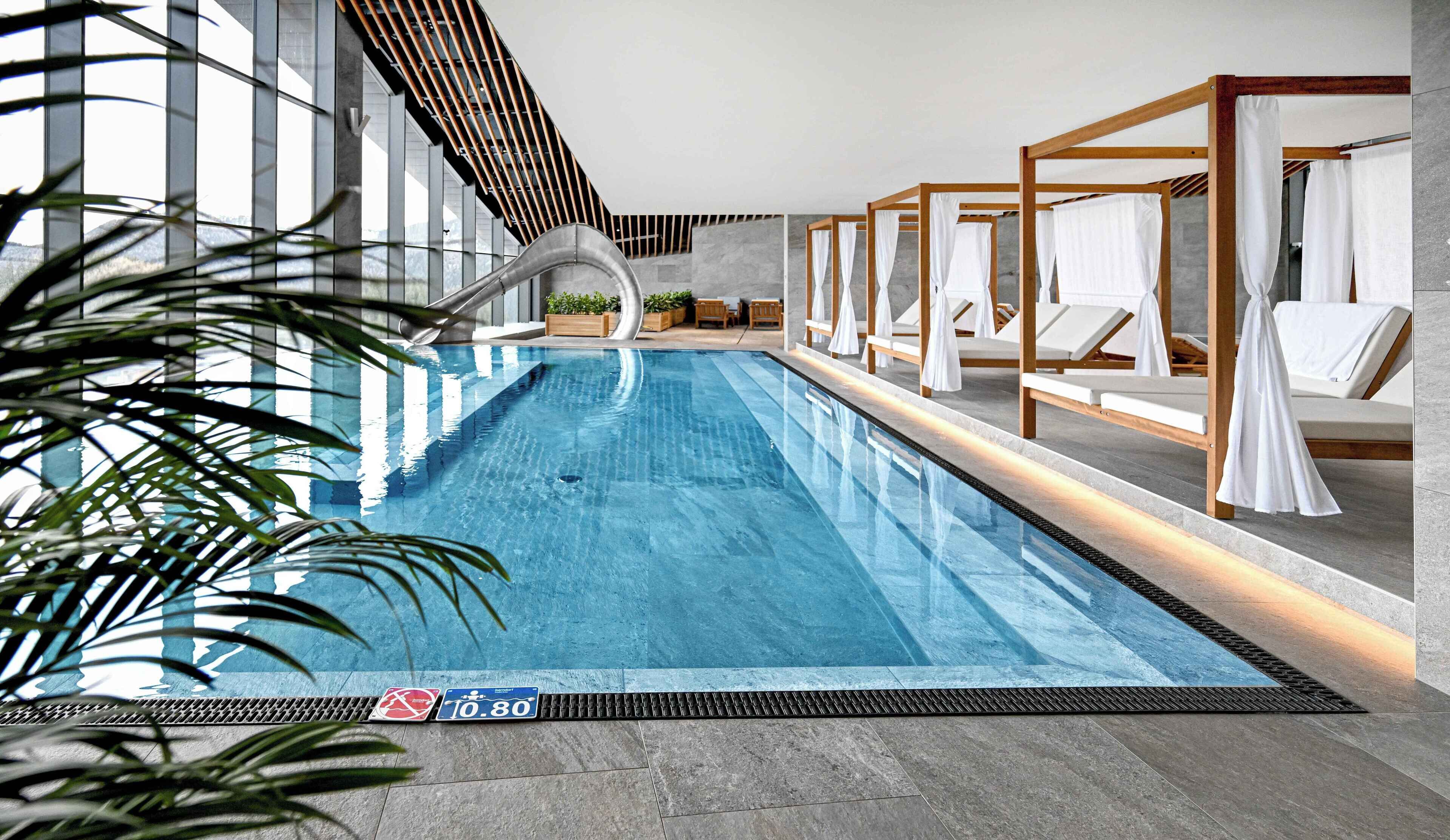 3 albercas techadas, 2 albercas al aire libre y camastros