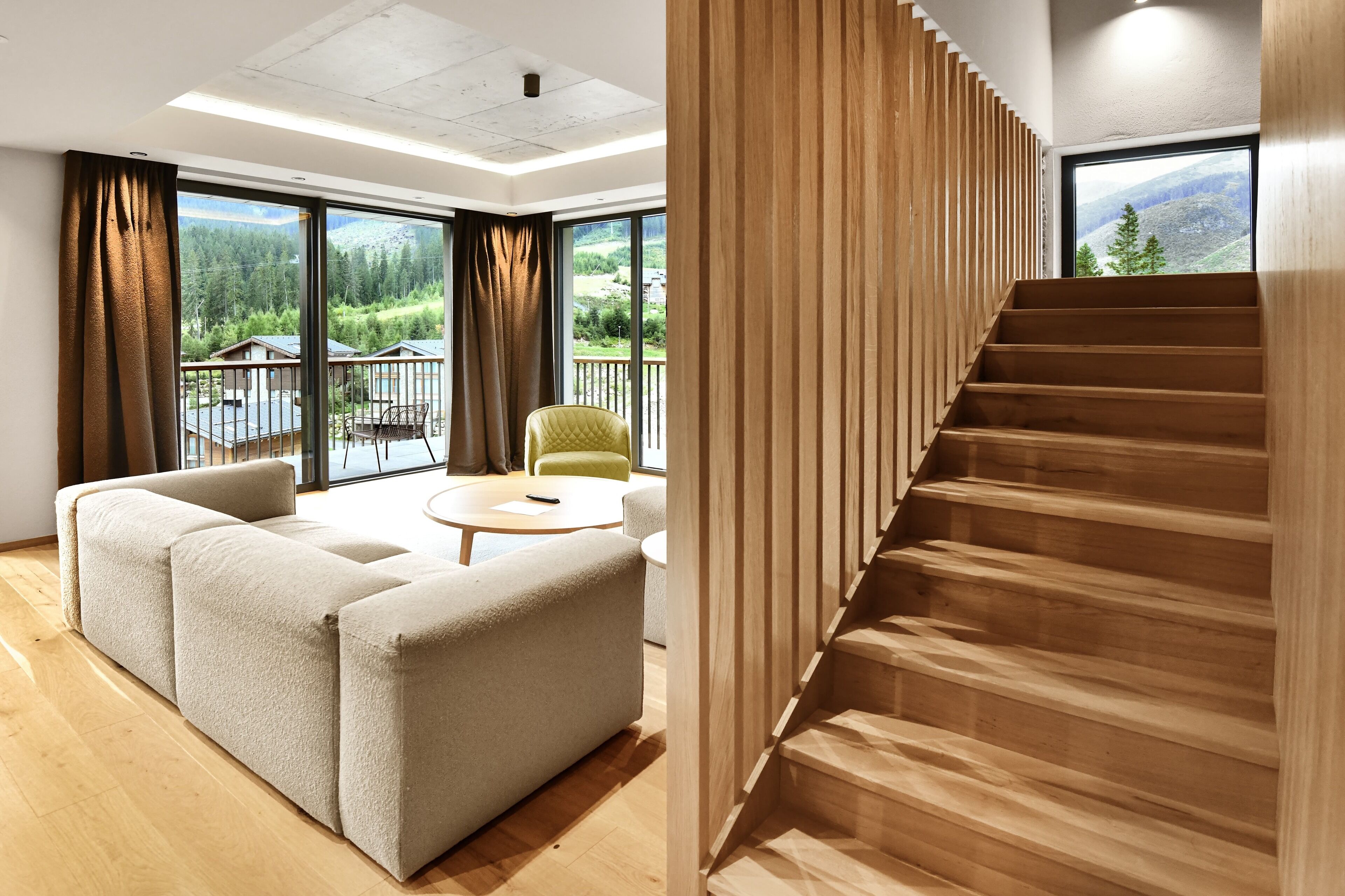 Swiss, Signature-Apartment, 3 Schlafzimmer | Wohnbereich | 55-Zoll-Smart-TV mit Digitalempfang