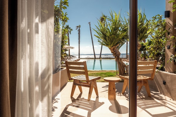 Habitación exclusiva, vista a la alberca, frente al mar | Ropa de cama de alta calidad y minibar