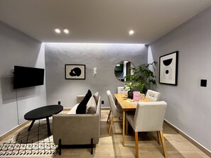 Leilighet (4) | Oppholdsområde | En 40-tommers smart-TV med kabel-kanaler