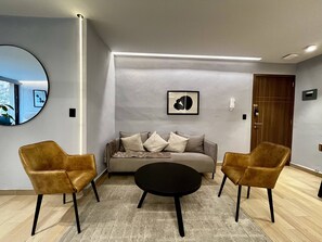 Leilighet (2) | Oppholdsområde | En 40-tommers smart-TV med kabel-kanaler