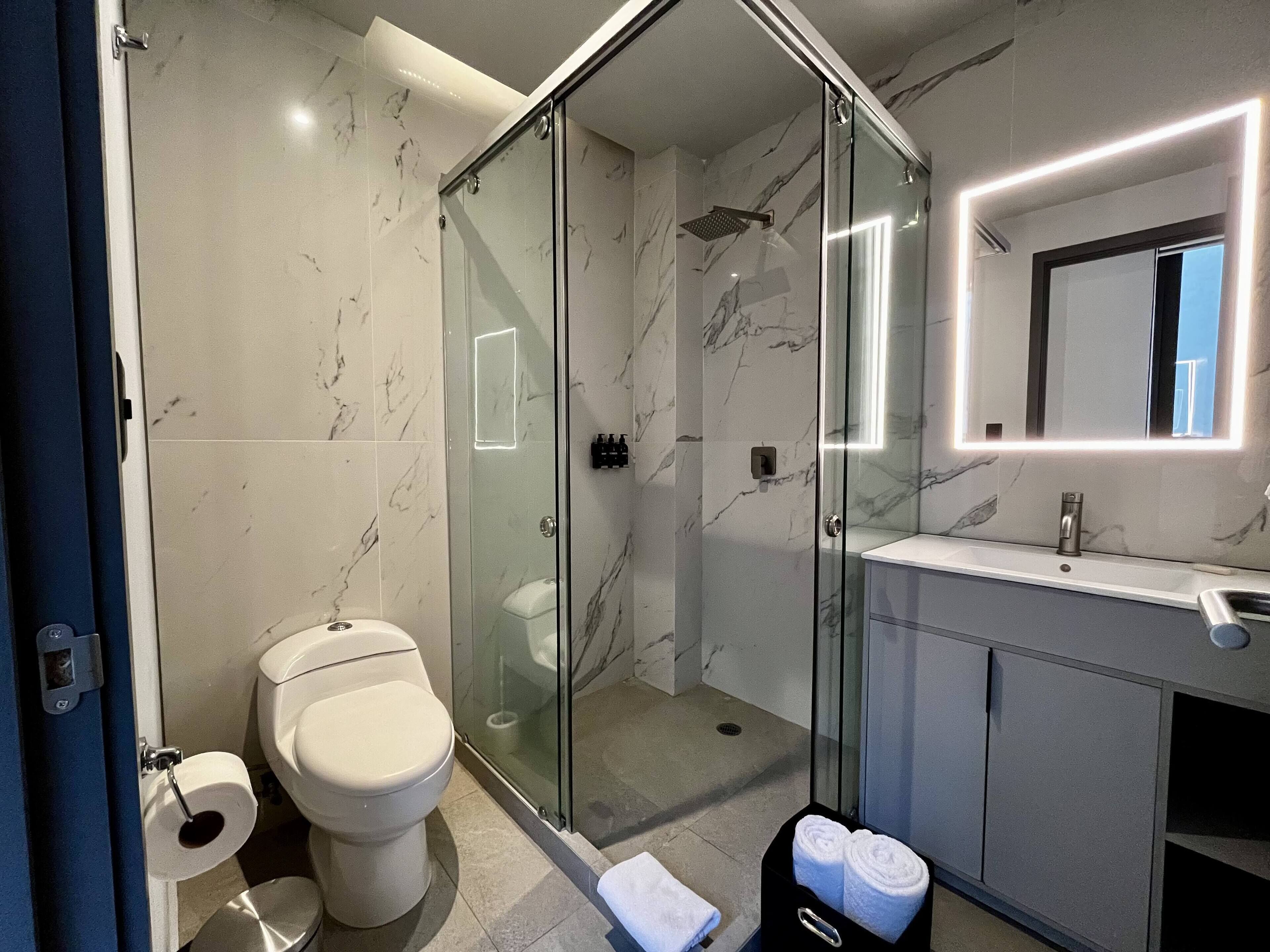 Apartment (4) | Bathroom | Shower, hair dryer, heated floors, towels