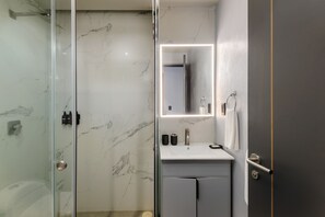 Departamento (402) | Baño | Regadera, secadora de cabello, piso con calefacción, toallas