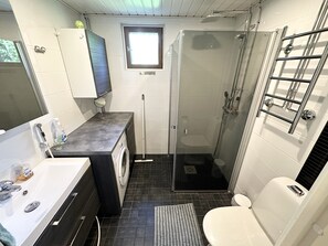 Secador de cabelo, toalhas de banho, sabonete, shampoo