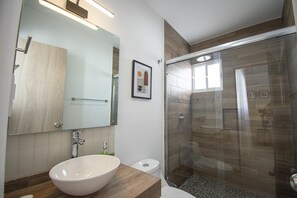 Dusj, hårføner og håndklær