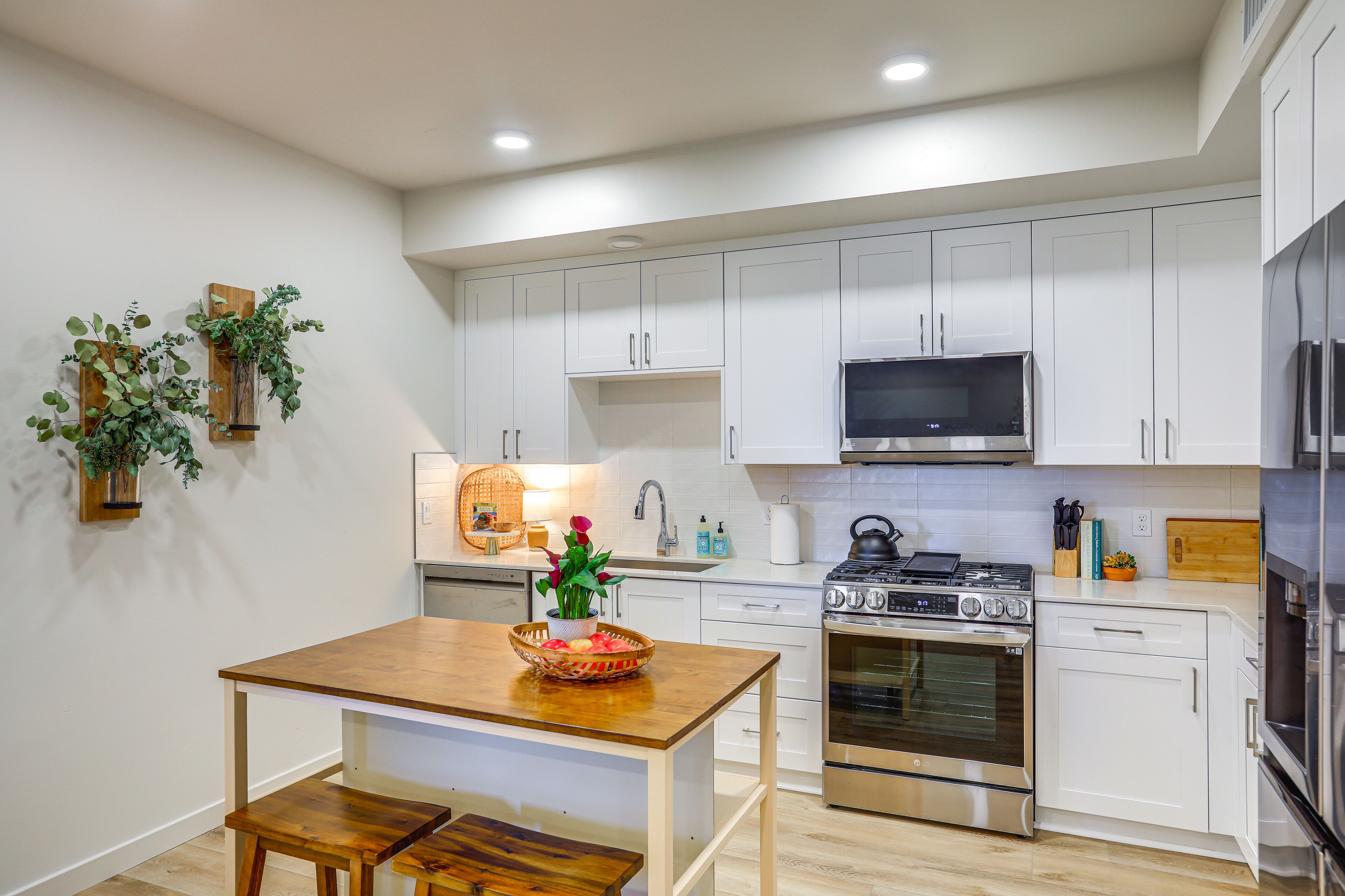 Coffee/tea maker, fridge, microwave, stovetop