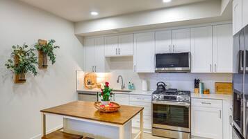 Coffee/tea maker, fridge, microwave, stovetop
