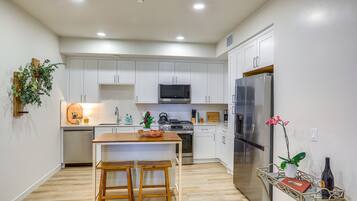 Coffee/tea maker, fridge, microwave, stovetop