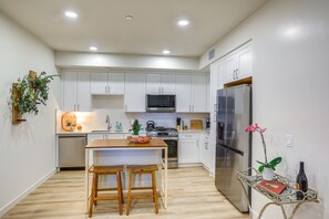 Réfrigérateur, micro-ondes, plaque de cuisson, lave-vaisselle