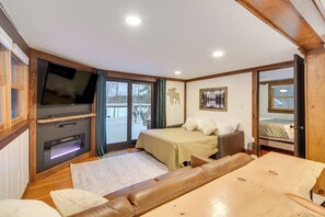 2 bedrooms, desk, iron/ironing board, travel cot - Waterfront Duluth Cabin w/ Deck & River View! (Duluth)