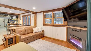 Fernseher, Kamin, DVD-Player, Bücher
