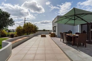 تناول الطعام بالخارج