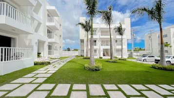 Apartment, 3 Bedrooms, Accessible, Balcony | Property grounds