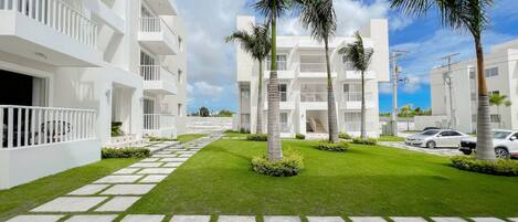 Apartment, 3 Bedrooms, Accessible, Balcony | Property grounds