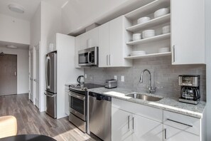 Frigorífico, microondas, horno y placa de cocina