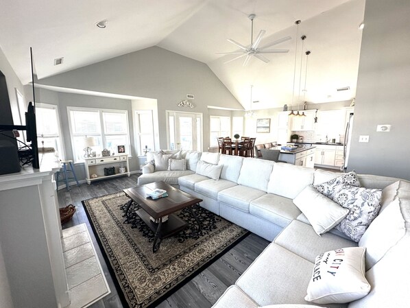 Living area - Corner Bay & Beach View 4-bedroom house in Ocean City (Ocean City)