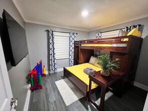 3 dormitorios, escritorio, tabla de planchar con plancha y cuna de viaje