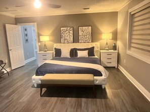 3 makuuhuonetta, työpöytä, silitysrauta/-lauta, vauvan matkasänky