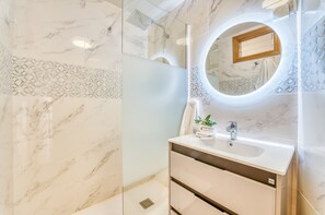 Shower, hair dryer, towels - Blue Bay flat with swimming pool in Alcudia Beach (Alcúdia)