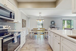 Kylskåp, mikrovågsugn, ugn och spishäll