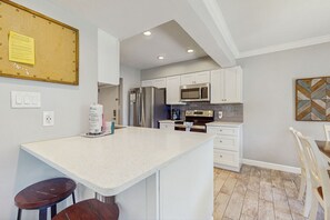 Kylskåp, mikrovågsugn, ugn och spishäll