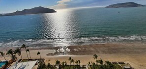 On the beach, sun loungers - Luxury Oceanview Apartment in Mazatlan (Mazatlán)