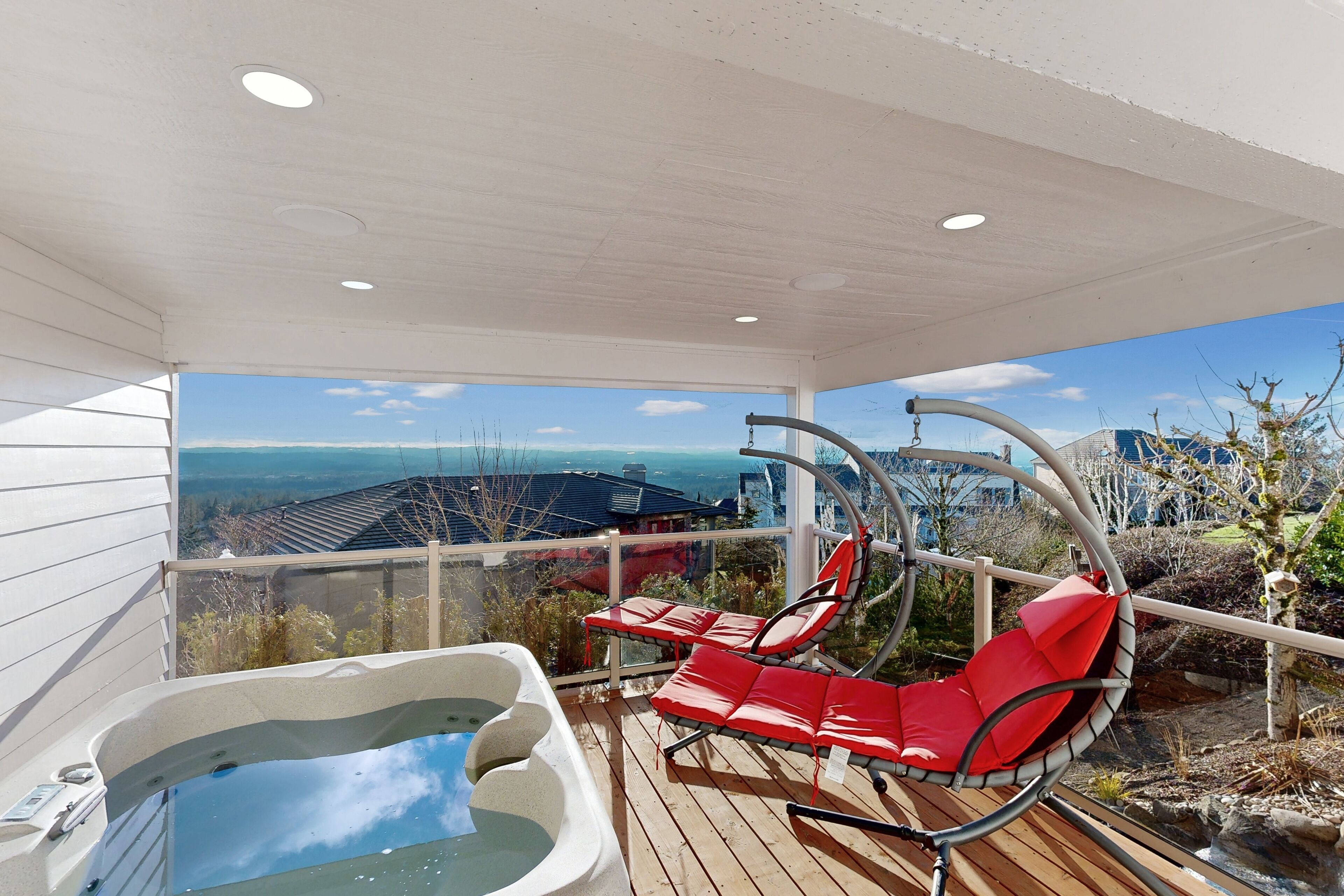 Spacious Lower-level apartment - great views, hot tub, sauna,yard,dog-friendly