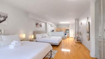 1 dormitorio, tabla de planchar con plancha, wifi y ropa de cama