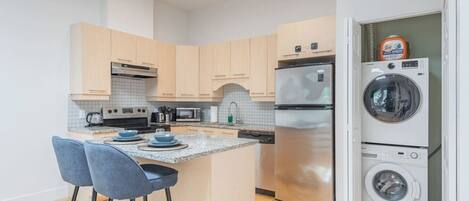 Refrigerador, microondas, horno y parrilla de estufa