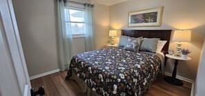 3 bedrooms, iron/ironing board, travel crib, free WiFi - Relax and unwind in this colorful home close to hospitals and colleges! (Fort Wayne)