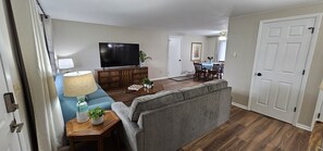 Smart TV, books - Relax and unwind in this colorful home close to hospitals and colleges! (Fort Wayne)