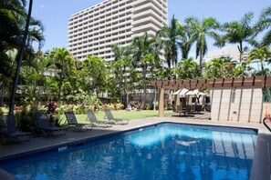 Outdoor pool - Affordable Luxury in Waikiki (Honolulu)