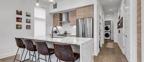 Frigorífico, microondas, horno y placa de cocina