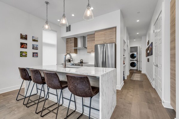 Frigorifero, microonde, forno, piano cottura