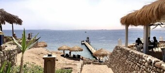 Stylish Boho apartment and garden, few steps from the beach!