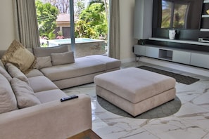 Smart TV, livros, biblioteca musical, aparelho de som